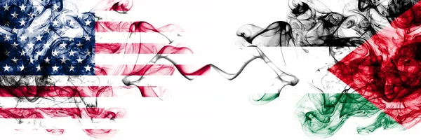 Estados Unidos vs Palestina, banderas místicas palestinas colocadas una al lado de la otra. Bandera de humo abstracto sedoso de color grueso de América y Palestina, Palestina — Foto de Stock