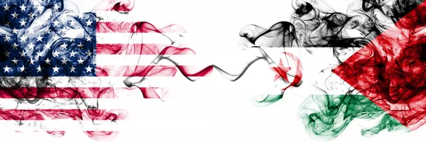 Estados Unidos vs banderas místicas ahumadas saharauis colocadas una al lado de la otra. Bandera de humo abstracto sedoso de color grueso de América y Saharaui — Foto de Stock
