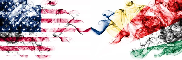 Estados Unidos da América vs Seychelles, bandeiras místicas fumegantes Seychelloise colocadas lado a lado. Espessa cor sedosa abstrato fuma bandeira da América e Seychelles, Seychelloise — Fotografia de Stock