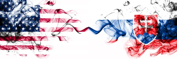 Ηνωμένες Πολιτείες της Αμερικής εναντίον Σλοβακίας, Σλοβακική καπνιστή μυστικιστική σημαίες τοποθετούνται δίπλα-δίπλα. Χοντρό χρώμα μεταξένια αφηρημένη καπνίζει banner της Αμερικής και της Σλοβακίας, της Σλοβακίας — Φωτογραφία Αρχείου