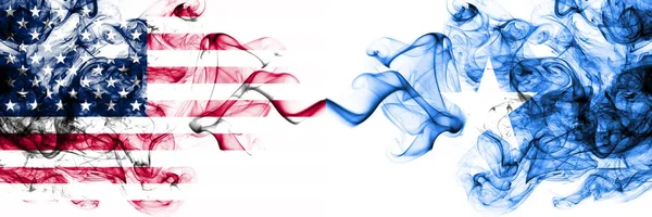 Estados Unidos vs Somalia, banderas místicas humeantes somalíes colocadas una al lado de la otra. Bandera de humo abstracto sedoso de color grueso de América y Somalia, Somalí — Foto de Stock