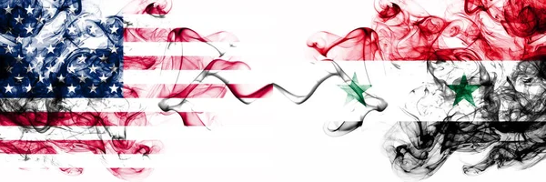 在美利坚合众国诉叙利亚一案中，叙利亚烟雾弥漫的神秘旗帜肩并肩地插在一起。 美国和叙利亚的浓密的彩色丝状抽象烟雾旗帜，叙利亚 — 图库照片