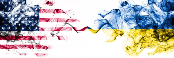 États-Unis d'Amérique vs Ukraine, drapeaux mystiques fumés ukrainiens placés côte à côte. Fumées abstraites soyeux de couleur épaisse bannière de l'Amérique et l'Ukraine, Ukrainien — Photo