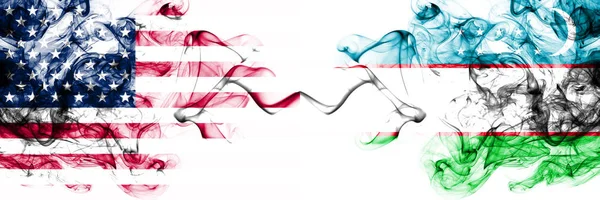 Estados Unidos vs Uzbekistán, banderas místicas humeantes uzbekas colocadas una al lado de la otra. Bandera de humo abstracto sedoso de color grueso de América y Uzbekistán, Uzbekistán —  Fotos de Stock