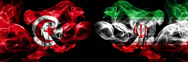 Túnez, Túnez, Irán, banderas místicas humeantes iraníes colocadas una al lado de la otra. Concepto de bandera de humo sedoso de color grueso — Foto de Stock