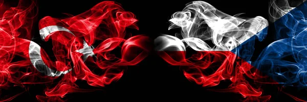 Türkei, Türkei, Tschechische Republik, Tschechien rauchen mystische Fahnen nebeneinander. dicken farbigen seidigen Rauch Flagge Konzept — Stockfoto