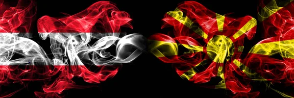 Oostenrijk, Oostenrijks, Macedonië, Macedonische competitie dikke kleurrijke rokerige vlaggen. Europese voetbal kwalificatie spellen — Stockfoto