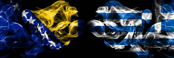 Bosna a Hercegovina, bosenština, Řecko, řečtina, překlápět silné barevné kouřské vlajky. Evropská fotbalová kvalifikace — Stock fotografie