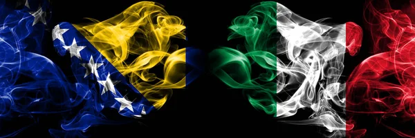 Bosnie-Herzégovine, Bosniaque, Italie, compétition italienne épais drapeaux fumés colorés. Jeux européens de qualification de football — Photo