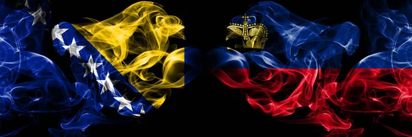 Босния и Герцеговина, Босния и Лихтенштейн соревнуются толстыми красочными дымчатыми флагами. Квалификация европейских футбольных команд — стоковое фото