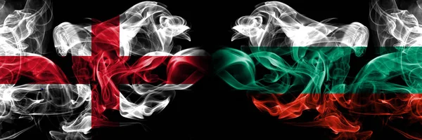 Anglia, Bulgária verseny vastag színes füstös zászlók. Európai futballképesítések játékok — Stock Fotó