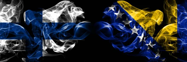 Φινλανδία, φινλανδική, Βοσνία, Βοσνιακός ανταγωνισμός παχύ πολύχρωμο καπνιστή σημαίες. Ευρωπαϊκά παιχνίδια προσόντων ποδοσφαίρου — Φωτογραφία Αρχείου