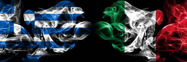 Görögország, görög, Olaszország, olasz verseny vastag színes, füstös zászlók. Európai futballképesítések játékok — Stock Fotó