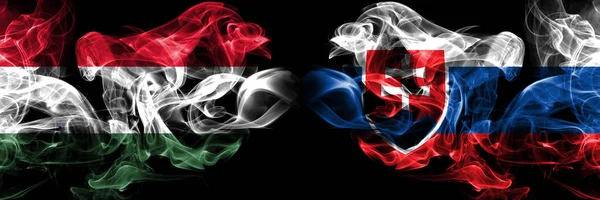 Ungern, ungerska, Slovakien, slovakiska konkurrensen tjocka färgglada rökiga flaggor. Europeiska fotbolls kvalifikationer spel — Stockfoto