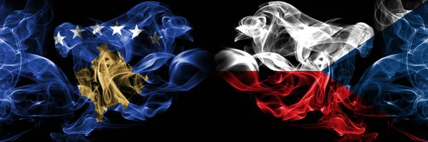 Косово, Чеська Республіка фліп конкурс товсті барвисті димчастий прапори. Європейські футбольні кваліфікація Ігри — стокове фото