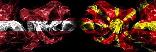 Lettonia, Lettonia, Macedonia, Macedonia, competizione macedone spesse bandiere fumose colorate. Giochi europei di qualificazione calcistica — Foto Stock
