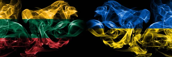 Litauen, Ukraine Wettbewerb dicke bunte rauchige Flaggen. Qualifikationsspiele zur Fußball-Europameisterschaft — Stockfoto