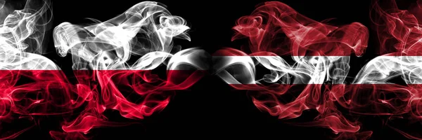 Polen, polska, Lettland, lettiska konkurrens tjocka färgglada rökiga flaggor. Europeiska fotbolls kvalifikationer spel — Stockfoto