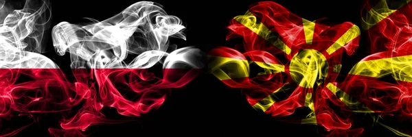 Lengyelország, lengyel, Macedónia, macedón verseny vastag színes füstös zászlók. Európai futballképesítések játékok — Stock Fotó