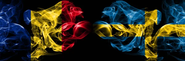 Romênia, Romeno, Suécia, Suécia, flip competition grossas bandeiras fumegantes coloridas. Qualificações de futebol europeu jogos — Fotografia de Stock