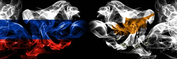 Rusya, Kıbrıs rekabet kalın renkli dumanlı bayraklar. Avrupa futbol yeterlilik oyunları — Stok fotoğraf