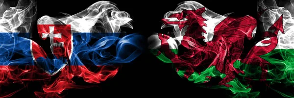Slovakien, slovakiska, Wales, Walesiska konkurrens tjocka färgglada rökiga flaggor. Europeiska fotbolls kvalifikationer spel — Stockfoto