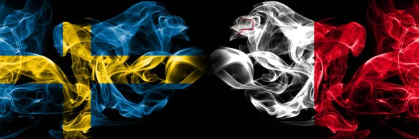 스웨덴, 스웨덴어, 몰타, 몰타 경쟁 두꺼운 화려한 연기가 자욱한 플래그. 유럽 축구 예선 게임 — 스톡 사진