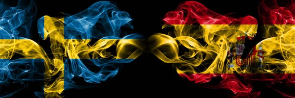 Suécia, Suécia, Espanha, Espanha, Espanha, lançam a concorrência grossas bandeiras fumegantes coloridas. Qualificações de futebol europeu jogos — Fotografia de Stock