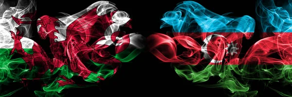 País de Gales, Gales, Azerbaijão competição grossas bandeiras fumegantes coloridas. Qualificações de futebol europeu jogos — Fotografia de Stock