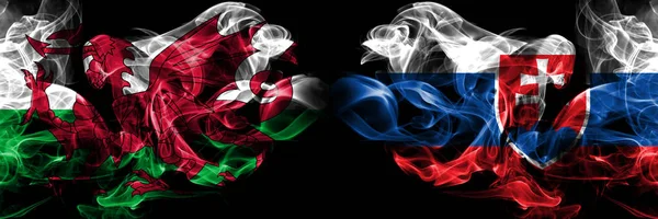 Уельс, Валлійська, Словаччина, Словакія, фліп змагання товсті барвисті димчастий прапори. Європейські футбольні кваліфікація Ігри — стокове фото