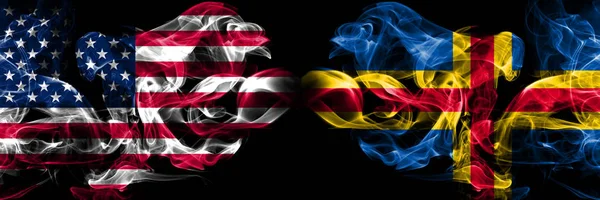 Estados Unidos da América, EUA vs Aland fundo abstrato conceito paz fuma bandeiras . — Fotografia de Stock