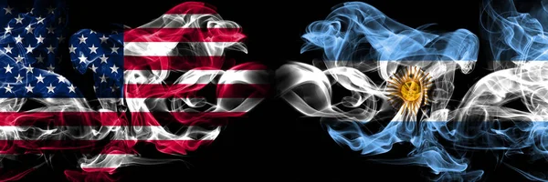 Stati Uniti d'America, USA vs Argentina, concetto astratto di sfondo argentino la pace fuma bandiere . — Foto Stock