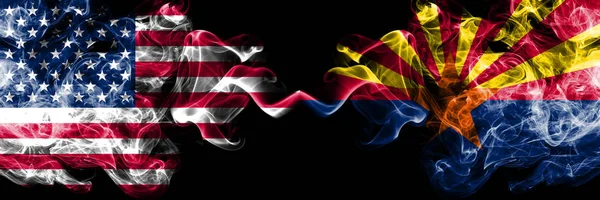 Spojené státy americké, USA vs Arizonské státní zázemí abstraktní koncepce mír smokese vlajky. — Stock fotografie