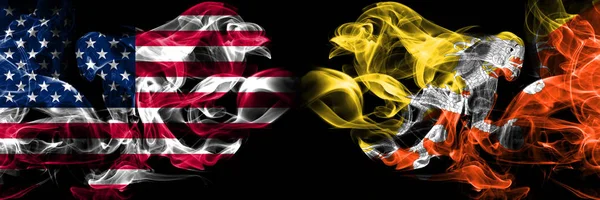 Amerikai Egyesült Államok, USA vs Bhután, Bhutanese háttér absztrakt koncepció béke dohányzik zászlók. — Stock Fotó