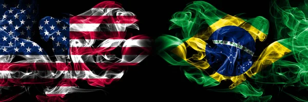 Estados Unidos de América, Estados Unidos vs Brasil, fondo brasileño concepto abstracto paz fuma banderas . —  Fotos de Stock