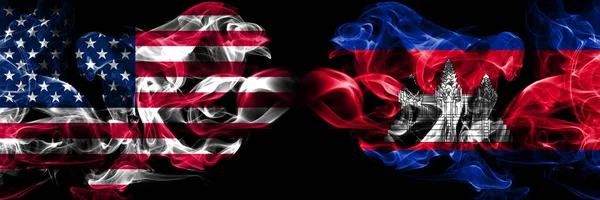 미국, 미국 vs 캄보디아, 캄보디아 배경 추상적 개념 평화 연기 깃발. — 스톡 사진