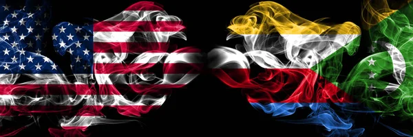Estados Unidos da América, EUA vs Comores, fundo comoriano conceito abstrato paz fuma bandeiras . — Fotografia de Stock