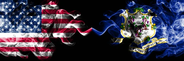 Amerikai Egyesült Államok, USA vs Connecticut állami háttér absztrakt koncepció béke dohányzik zászlók. — Stock Fotó
