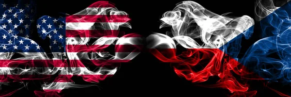 Amerikas förenta stater, USA vs Tjeckien bakgrund abstrakt begrepp fred röker flaggor. — Stockfoto