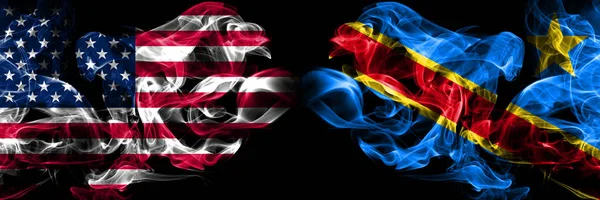 Estados Unidos da América, EUA vs República Democrática do Congo fundo abstrato conceito paz fuma bandeiras . — Fotografia de Stock