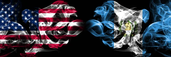 Amerikai Egyesült Államok, USA vs Guatemala, guatemalai háttér absztrakt koncepció béke dohányzik zászlók. — Stock Fotó