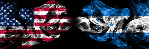 Сполучені Штати Америки, США проти Гондурасу, Гондурасу Довідкова абстрактна концепція світу курить прапори. — стокове фото