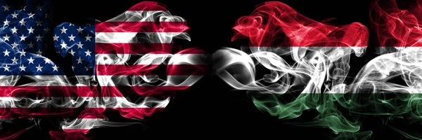 Estados Unidos da América, EUA vs Hungria, Húngaro fundo abstrato conceito paz fuma bandeiras . — Fotografia de Stock
