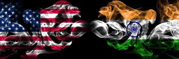 États-Unis d'Amérique, États-Unis vs Inde, concept abstrait indien la paix fume des drapeaux . — Photo