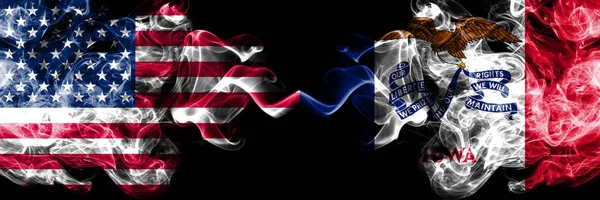 Сполучені Штати Америки, США проти штату Айова тлі абстрактної концепції світу курить прапори. — стокове фото