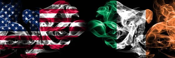 Amerikai Egyesült Államok, USA vs Ireland, ír háttér absztrakt koncepció béke dohányzik zászlók. — Stock Fotó