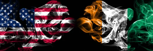 Estados Unidos da América, EUA vs Costa do Marfim fundo abstrato conceito paz fuma bandeiras . — Fotografia de Stock