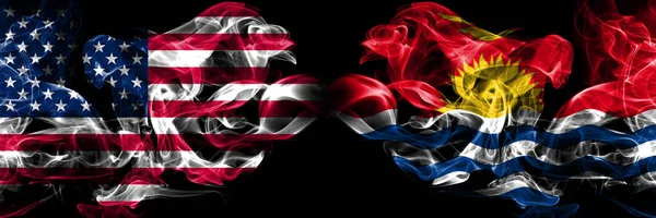 Ηνωμένες Πολιτείες της Αμερικής, ΗΠΑ vs Κιριμπάτι φόντο αφηρημένη αντίληψη ειρήνη καπνίζει σημαίες. — Φωτογραφία Αρχείου