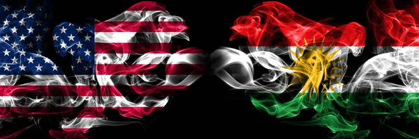 Estados Unidos da América, EUA vs Curdistão, fundo curdo conceito abstrato paz fuma bandeiras . — Fotografia de Stock