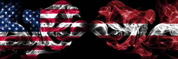 Сполучені Штати Америки, США проти Латвії, латвійська тлі абстрактна концепція світу курить прапори. — стокове фото